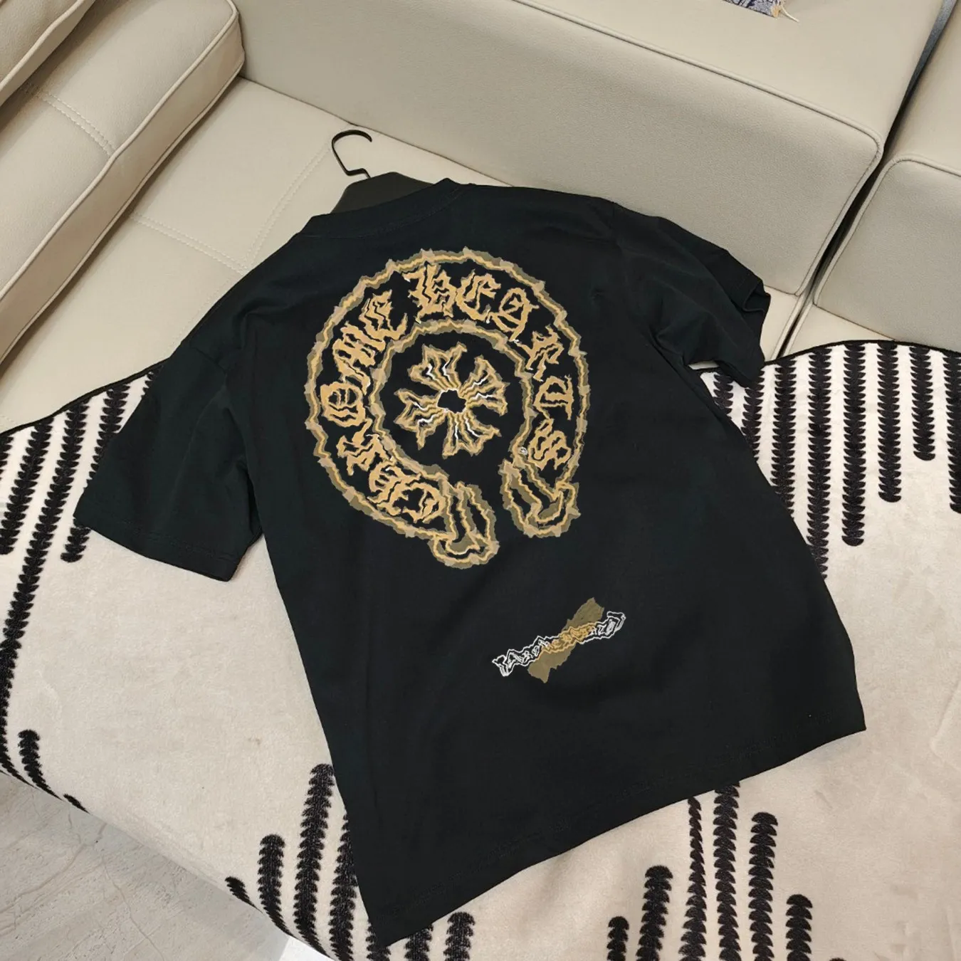 🅿️190 Croix Heart 🔥Pang Ge’s Gospel, the maximum xxl can wear 210 pounds 🐮Higher version 🆕 Top round neck casual short sleeves 👍Advanced customization and versatile style. Anyone can easily control it. The fabric is fully customized. The latest logo design of the luxury classic brand on the chest is very classy. 👍A must buy for those who know the goods! The tailoring is slim-fitting, very refined, shows off aura, and highlights the sophistication of business men. This is unique, it fits just right, and the upper body effect is great! Size: s-xxl
